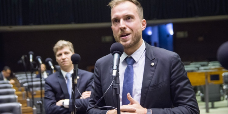 Lucas Gonzalez e Vinicius Poit protocolam PL para garantir liberdade do uso de patinetes no Brasil Lucas Gonzalez e Vinicius Poit protocolam PL para garantir liberdade do uso de patinetes no Brasil