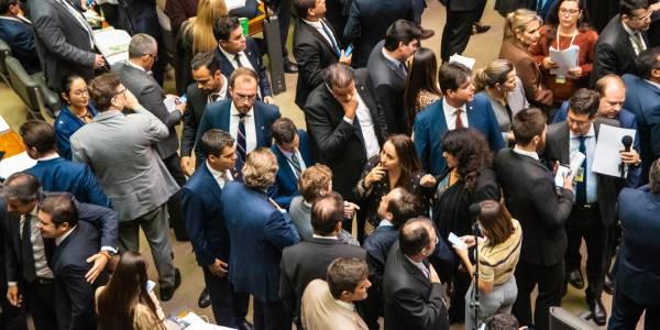 NOVO foi o único partido contrário a regras mais favoráveis para policiais federais