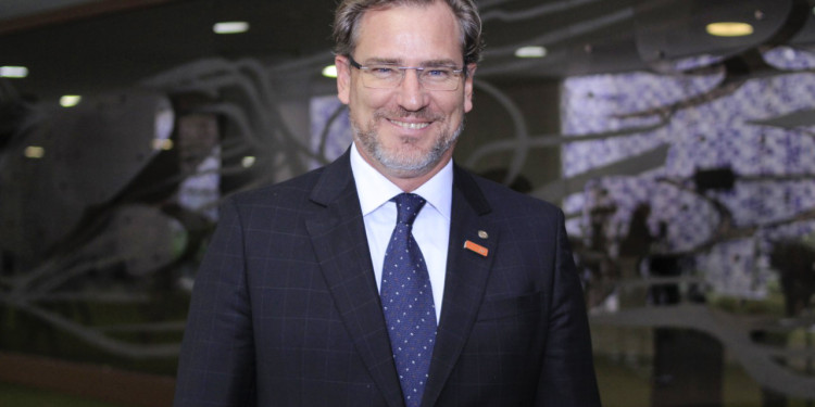 Alexis apresenta medidas mais urgentes para geração de empregos Alexis apresenta medidas mais urgentes para geração de empregos