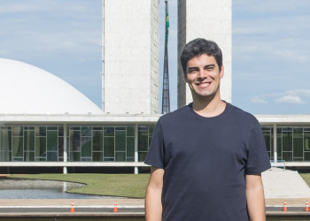 Tiago Mitraud explica a proposta de emenda para financiar alunos da rede pública em escolas privadas