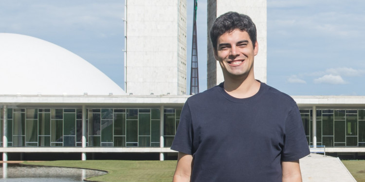 Tiago Mitraud explica a proposta de emenda para financiar alunos da rede pública em escolas privadas Tiago Mitraud explica a proposta de emenda para financiar alunos da rede pública em escolas privadas