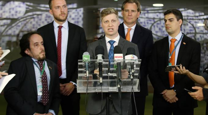 Novo ficou isolado contra regra de aposentadoria mais branda a policiais Novo ficou isolado contra regra de aposentadoria mais branda a policiais