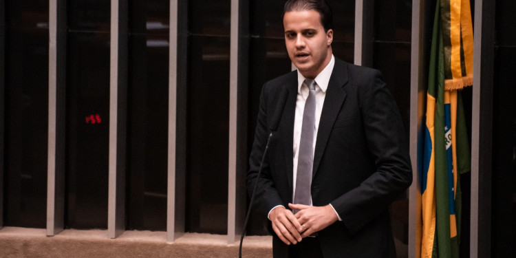 Auxílio emergencial de R$600 é ampliado para outras categorias Auxílio emergencial de R$600 é ampliado para outras categorias