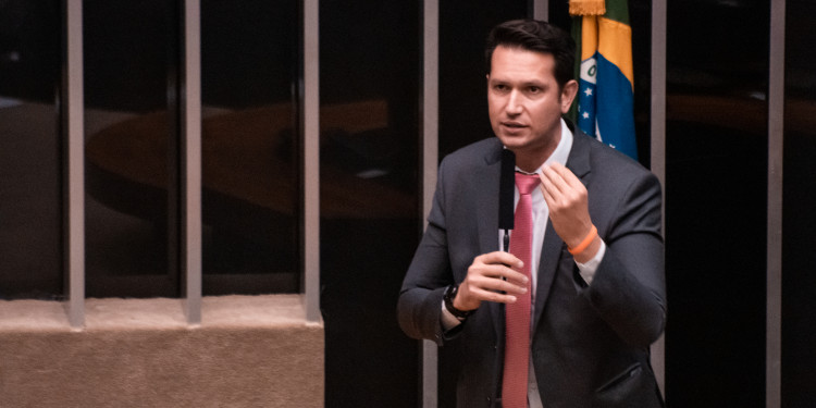 Câmara impede vacinação em massa ao proibir compra de vacina pelo setor privado Câmara impede vacinação em massa ao proibir compra de vacina pelo setor privado