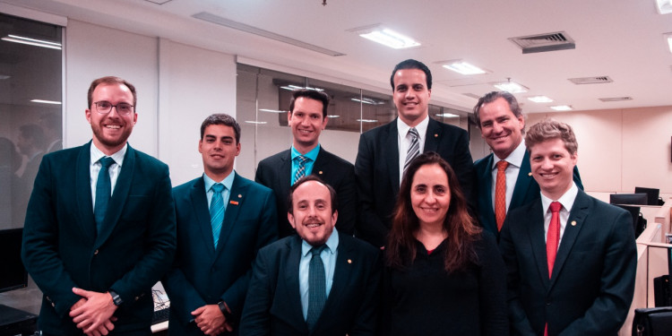 Bancada do NOVO protocola projeto que suspende a permissão para recebimento de salários acima do teto constitucional Bancada do NOVO protocola projeto que suspende a permissão para recebimento de salários acima do teto constitucional