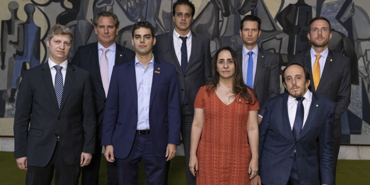 Bancada do Novo questiona GSI sobre incoerência de versões sobre relatórios de caso Flávio Bancada do Novo questiona GSI sobre incoerência de versões sobre relatórios de caso Flávio