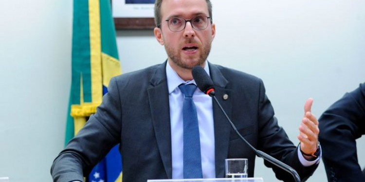 "Bolsonaro está mais preocupado em achar alguém pró-cloroquina", diz líder do Novo “Bolsonaro está mais preocupado em achar alguém pró-cloroquina”, diz líder do Novo