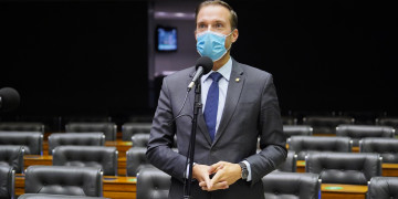 Congresso reage a reforma ministerial e deputados dizem que Bolsonaro ‘se entregou’ ao Centrão Congresso reage a reforma ministerial e deputados dizem que Bolsonaro ‘se entregou’ ao Centrão