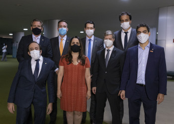 Grupo de 22 parlamentares cobra explicações de Bolsonaro sobre Orçamento maquiado Grupo de 22 parlamentares cobra explicações de Bolsonaro sobre Orçamento maquiado