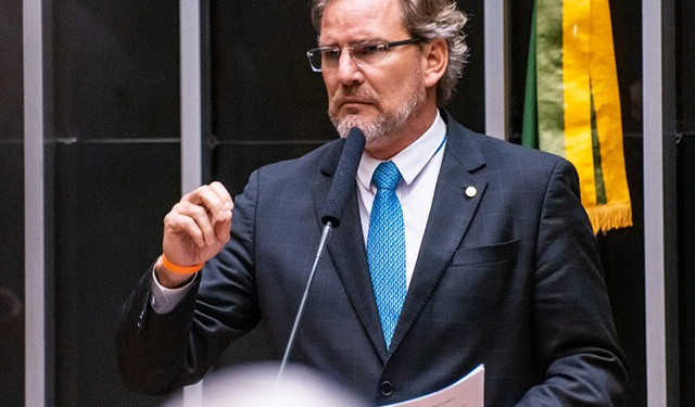 Guedes expõe insatisfação com IR e governo procura oposição para costurar novo texto Guedes expõe insatisfação com IR e governo procura oposição para costurar novo texto