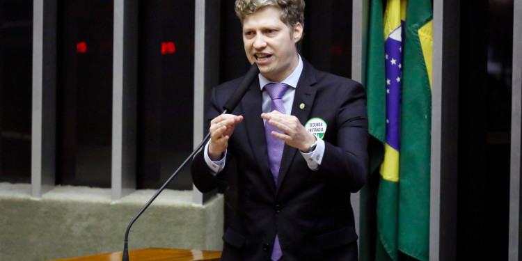 Líderes articulam para derrubar veto à gratuidade das bagagens nos voos Líderes articulam para derrubar veto à gratuidade das bagagens nos voos