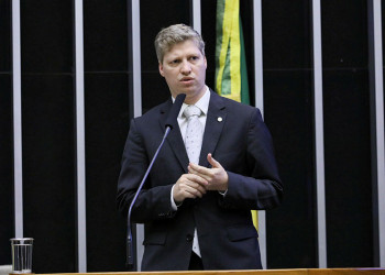 Maia dá tempo para 3 deputados contrários e 3 a favor discursarem