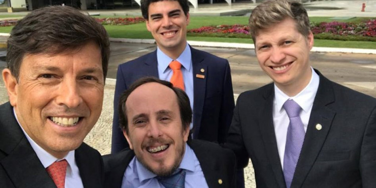 NOVO promete a Bolsonaro apoio à reforma, mas não integra base do governo NOVO promete a Bolsonaro apoio à reforma, mas não integra base do governo