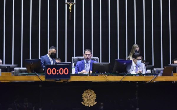 Deputados derrubam veto ao fundão eleitoral de R$ 5,7 bilhões Deputados derrubam veto ao fundão eleitoral de R$ 5,7 bilhões