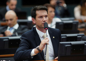 Comissão da Câmara aprova PEC que livra de punição agentes públicos que não cumprirem gastos mínimos em educação