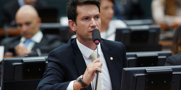 Comissão da Câmara aprova PEC que livra de punição agentes públicos que não cumprirem gastos mínimos em educação Comissão da Câmara aprova PEC que livra de punição agentes públicos que não cumprirem gastos mínimos em educação