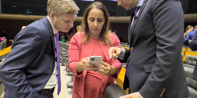 Bancada do NOVO apresenta PEC contra nepotismo em Tribunais de Contas Bancada do NOVO apresenta PEC contra nepotismo em Tribunais de Contas