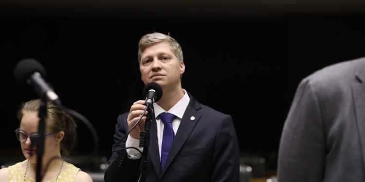 Deputados querem revogar decreto de Lula que voltou a exigir visto de 4 países Deputados querem revogar decreto de Lula que voltou a exigir visto de 4 países