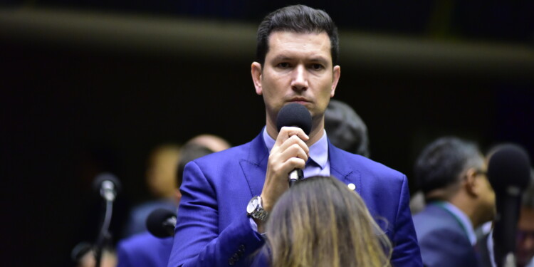 Deputados tiveram 2 horas e 56 minutos para analisar marco fiscal Deputados tiveram 2 horas e 56 minutos para analisar marco fiscal