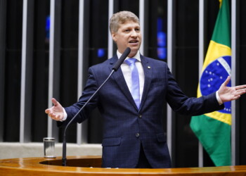 NOVO quer derrubar decisão de Lula sobre exigência de vistos