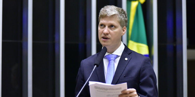 Van Hattem alerta sobre autoritarismo no Brasil Van Hattem alerta sobre autoritarismo no Brasil