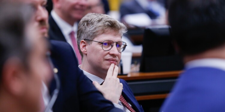 Van Hattem critica exclusão do NOVO em CPMI do 8 de Janeiro: ‘Lula ou Moraes está mandando em Arthur Lira’ Van Hattem critica exclusão do NOVO em CPMI do 8 de Janeiro: ‘Lula ou Moraes está mandando em Arthur Lira’