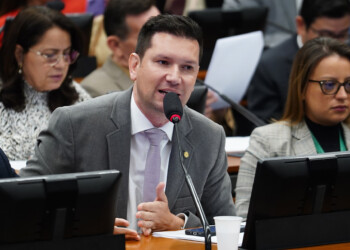 CCJ aprova projeto que dispensa registro no Detran para uso de moto em entregas