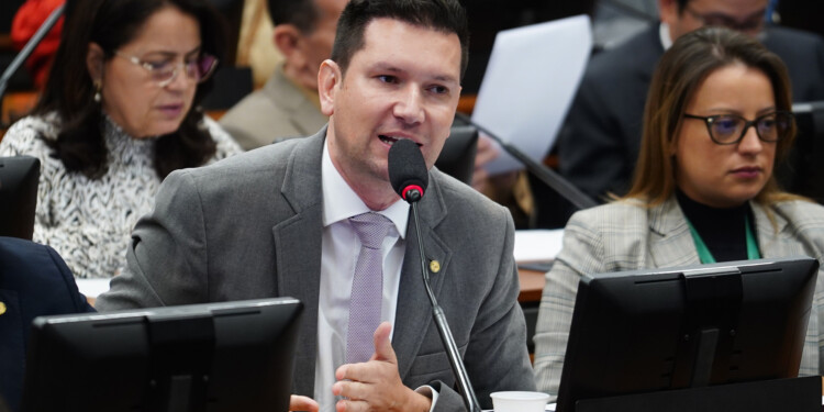 CCJ aprova projeto que dispensa registro no Detran para uso de moto em entregas CCJ aprova projeto que dispensa registro no Detran para uso de moto em entregas