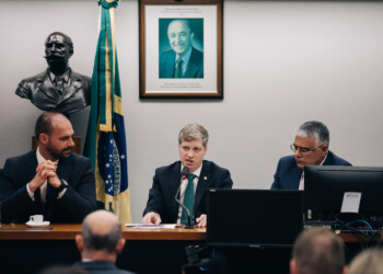 Deputado causa tumulto na Câmara ao afirmar que esquerda quer “escravizar o indígena brasileiro”