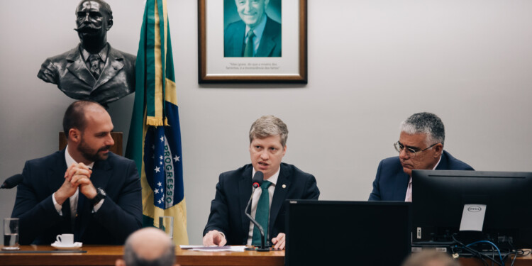 Deputado causa tumulto na Câmara ao afirmar que esquerda quer "escravizar o indígena brasileiro" Deputado causa tumulto na Câmara ao afirmar que esquerda quer “escravizar o indígena brasileiro”