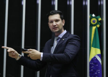 “A população está pagando para promover a imagem do presidente, o que é ilegal”, diz Gilson Marques