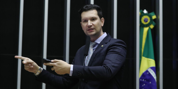 “A população está pagando para promover a imagem do presidente, o que é ilegal”, diz Gilson Marques “A população está pagando para promover a imagem do presidente, o que é ilegal”, diz Gilson Marques