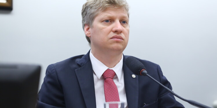 Câmara aprova projeto que altera prazos da Lei da Ficha Limpa Câmara aprova projeto que altera prazos da Lei da Ficha Limpa