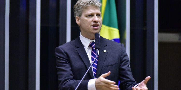 NOVO apresenta projeto para impedir juízes de julgarem causas de escritórios de familiares NOVO apresenta projeto para impedir juízes de julgarem causas de escritórios de familiares