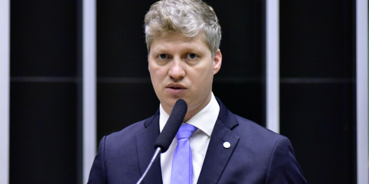 NOVO apresenta projeto para impedir juízes de julgarem causas de escritórios de familiares NOVO apresenta projeto para impedir juízes de julgarem causas de escritórios de familiares