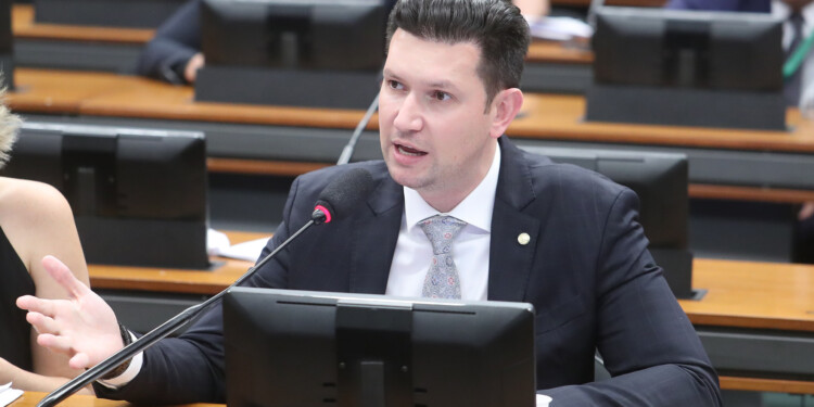 Oposição defende que Congresso decida sobre empréstimos do BNDES a países “amigos” de Lula Oposição defende que Congresso decida sobre empréstimos do BNDES a países “amigos” de Lula