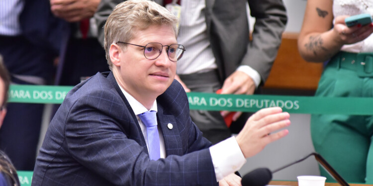 Marcel Van Hattem: “Lula é ladrão, deveria estar na cadeia não no Palácio do Planalto” Marcel Van Hattem: “Lula é ladrão, deveria estar na cadeia não no Palácio do Planalto”