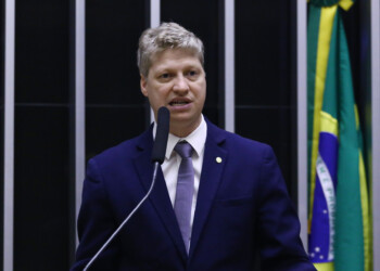 Marcel van Hattem pede urgência em projeto que impede aborto