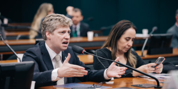 Para bancar Fundo Eleitoral de R$ 6 bilhões, deputados podem reduzir verba de ministérios Para bancar Fundo Eleitoral de R$ 6 bilhões, deputados podem reduzir verba de ministérios