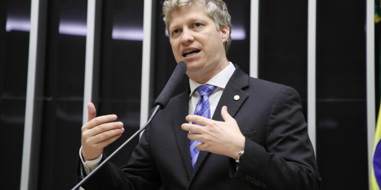 Deputados pretendem insistir em urgência de projeto de lei sobre expulsão de invasores de terras Deputados pretendem insistir em urgência de projeto de lei sobre expulsão de invasores de terras