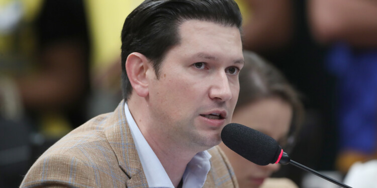 Oposição tenta emplacar projetos “anticensura” em meio à briga de Musk e Moraes Oposição tenta emplacar projetos “anticensura” em meio à briga de Musk e Moraes