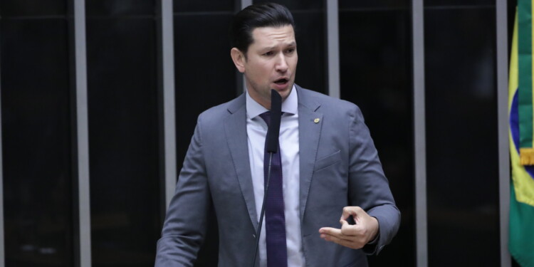 Câmara aprova projeto que autoriza entes públicos a vender direito de créditos a receber Câmara aprova projeto que autoriza entes públicos a vender direito de créditos a receber