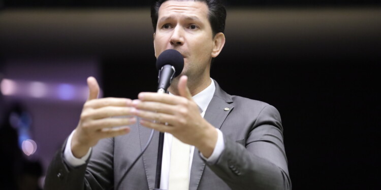 Com autoria de Julia Zanatta e relatoria de Gilson Marques, CCJ aprova projeto que permite audiências de custódia por videoconferência Com autoria de Julia Zanatta e relatoria de Gilson Marques, CCJ aprova projeto que permite audiências de custódia por videoconferência