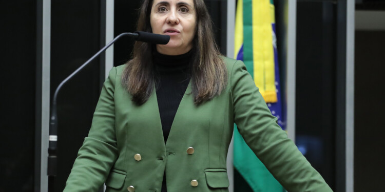 Comissão aprova criação de programa para incentivar bons alunos da rede pública Comissão aprova criação de programa para incentivar bons alunos da rede pública