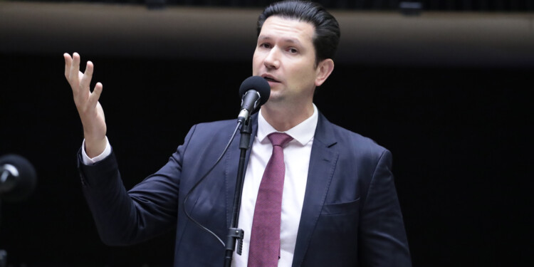 “SUS não é gratuito”, lembra Marques; serviço custa R$ 3,83 por dia para cada brasileiro “SUS não é gratuito”, lembra Marques; serviço custa R$ 3,83 por dia para cada brasileiro