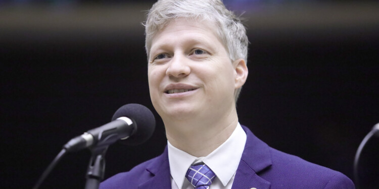 Lei de Marcel van Hattem atenua efeitos da enchente nos setores de turismo e cultura Lei de Marcel van Hattem atenua efeitos da enchente nos setores de turismo e cultura