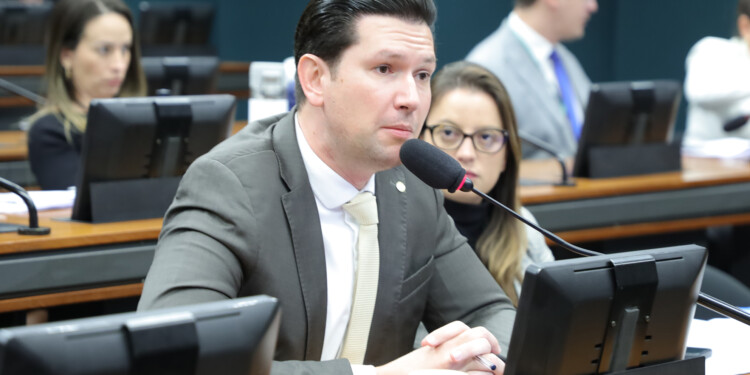 Recorde na Câmara: 30 segundos para leitura de 513 artigos sobre impostos Recorde na Câmara: 30 segundos para leitura de 513 artigos sobre impostos