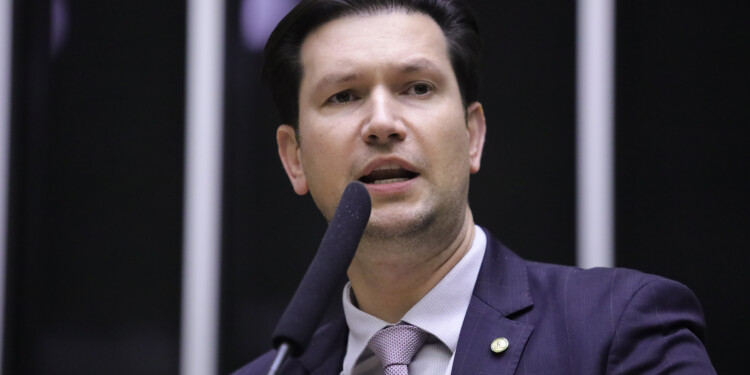 Reforma tributária é ‘aumento de imposto, puro e simples’, diz deputado da oposição Reforma tributária é ‘aumento de imposto, puro e simples’, diz deputado da oposição