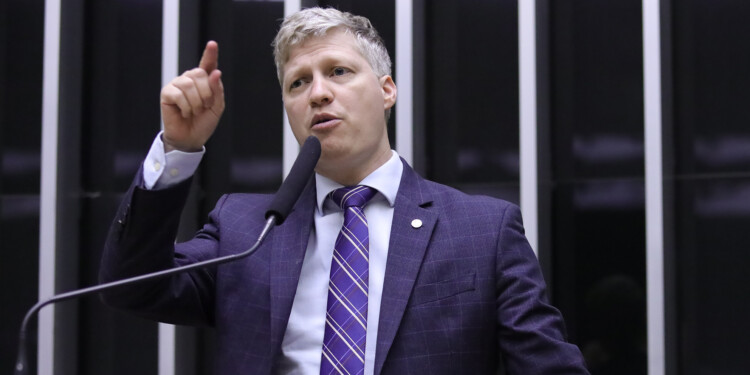 À CNN, relator da PEC do STF diz discordar de decisões unilaterais vindas da Corte À CNN, relator da PEC do STF diz discordar de decisões unilaterais vindas da Corte