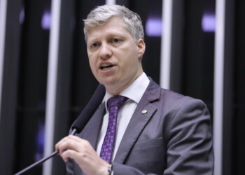 Advogados públicos e procuradores ganham R$ 1 bi em honorários em 2024 e Câmara quer fim de bônus